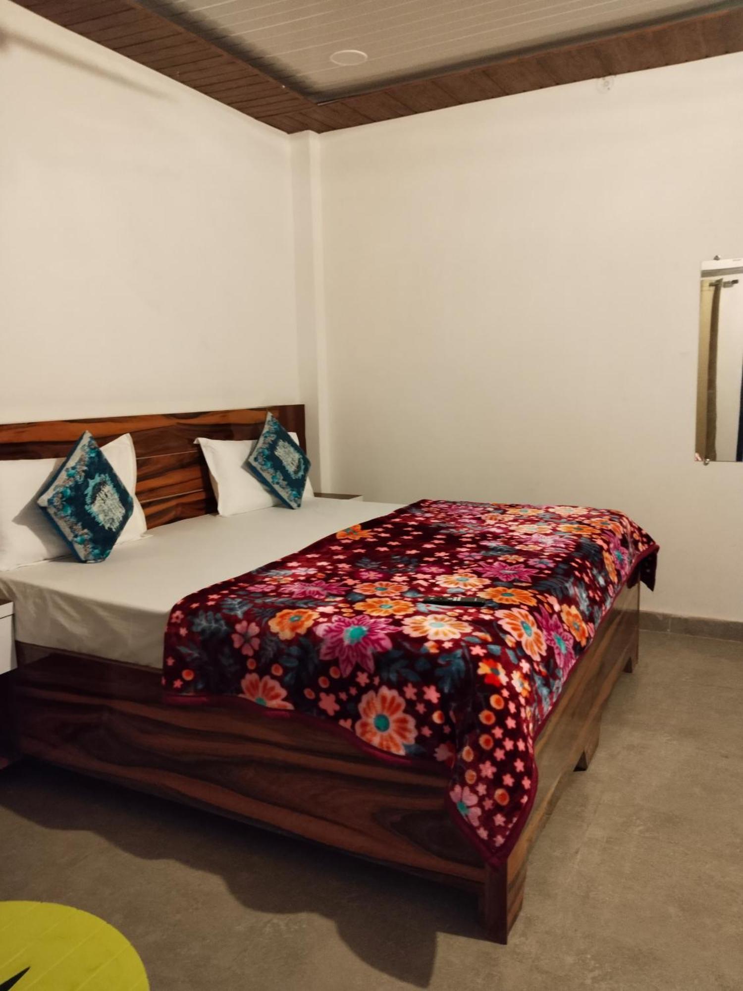 The Nirmala Palace Hotel Ayodhya Eksteriør billede