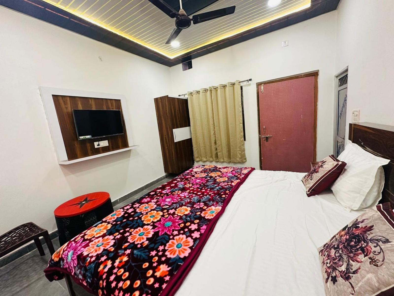 The Nirmala Palace Hotel Ayodhya Eksteriør billede